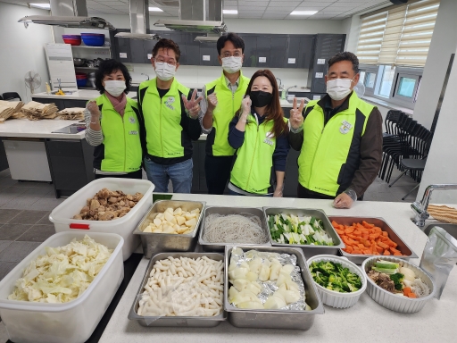 연수구 송도3동 주민자치회는 지난 8일 인천장애인종합복지관과 함께 지역 내 장애인 가정을 위한 특별한 반찬 나눔 행사를 열었다